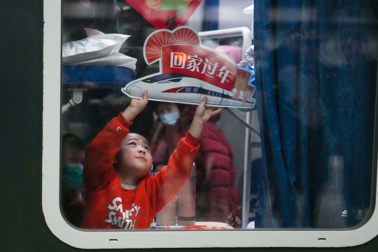 Chinese railways record 10.39 mln trips on 1st day of Spring Festival travel rush